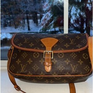 💫💫🛍️🛍️Beautiful LOUIS VUITTON SOLOGNE
HANDBAGS.💫💫💫